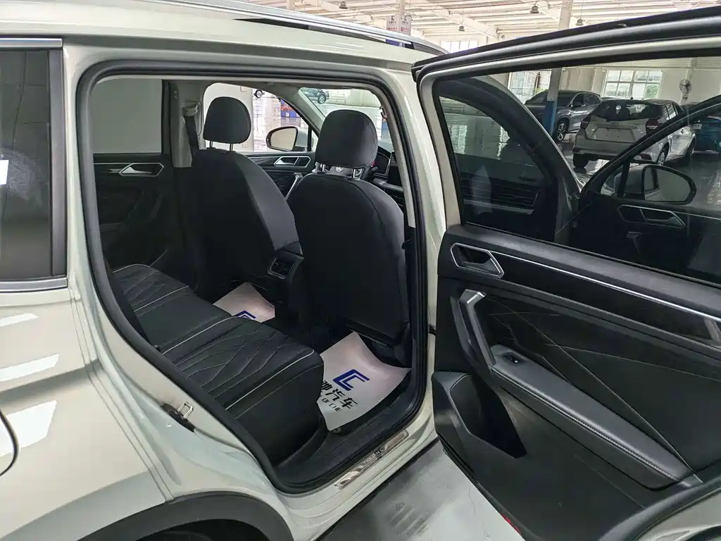 Volkswagen Tiguan L — фото 14