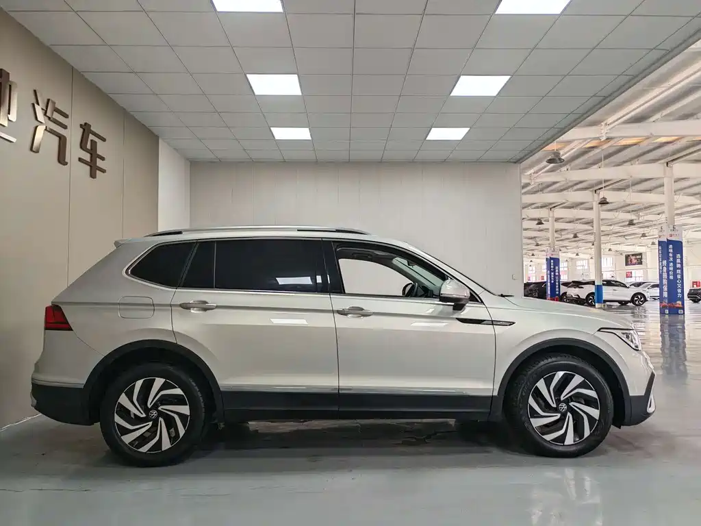 Volkswagen Tiguan L — фото 7