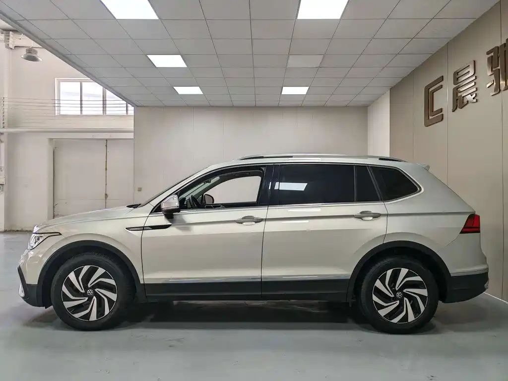 Volkswagen Tiguan L — фото 8