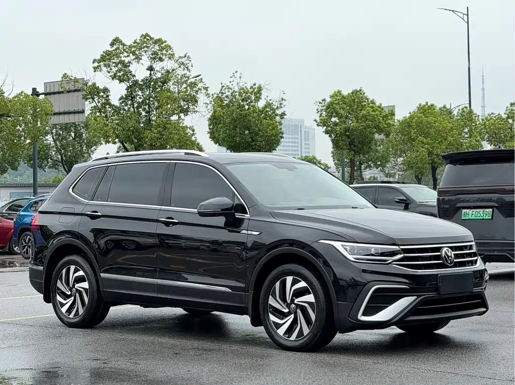 Volkswagen Tiguan L — фото 2
