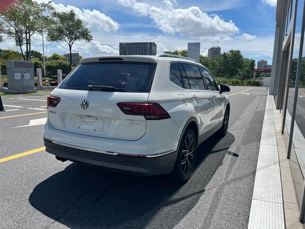 Volkswagen Tiguan L — фото 10