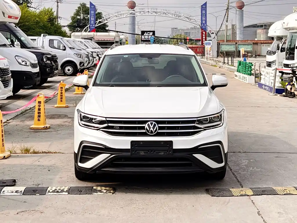 Volkswagen Tiguan L — фото 2