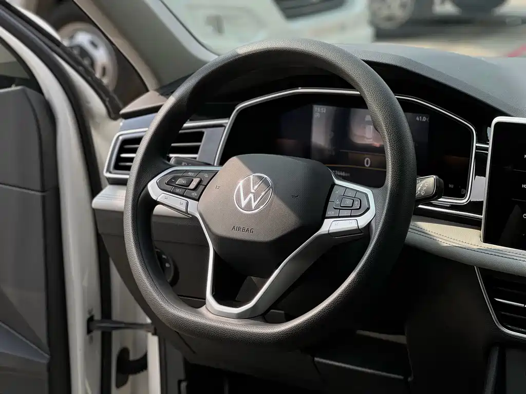 Volkswagen Tiguan L — фото 10