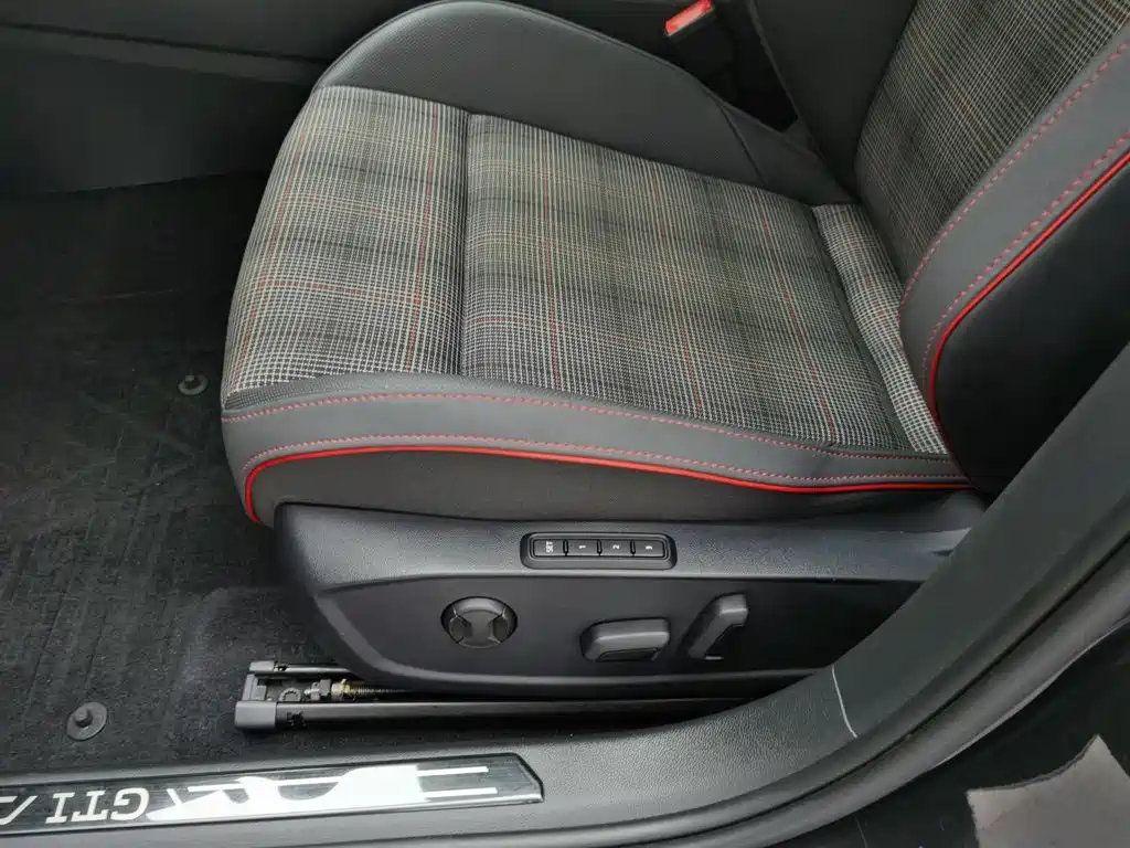 Volkswagen Golf GTI — фото 20