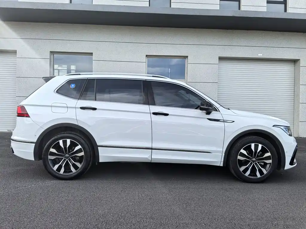 Volkswagen Tiguan L — фото 8