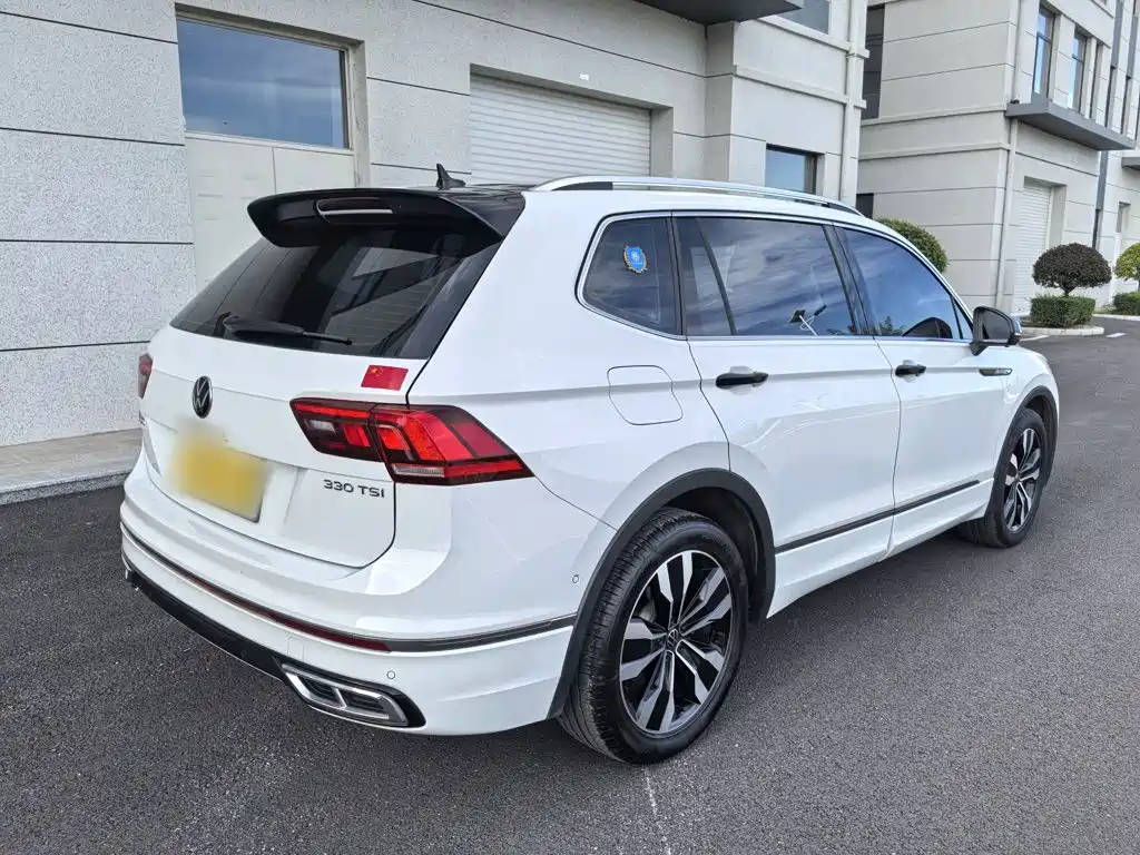 Volkswagen Tiguan L — фото 10