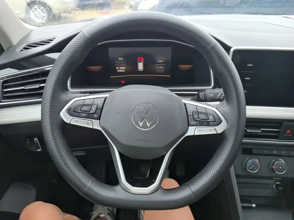 Volkswagen Tiguan L — фото 11