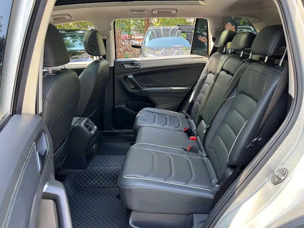 Volkswagen Tiguan L — фото 10