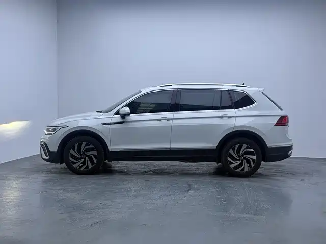 Volkswagen Tiguan L — фото 9