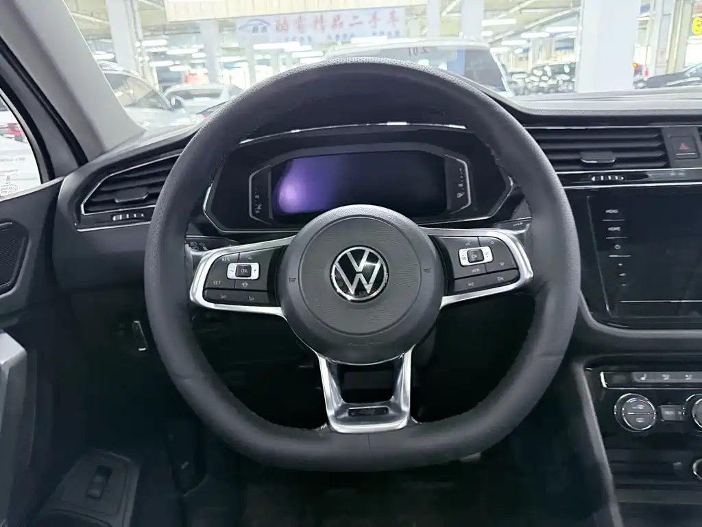 Volkswagen Tiguan L — фото 13