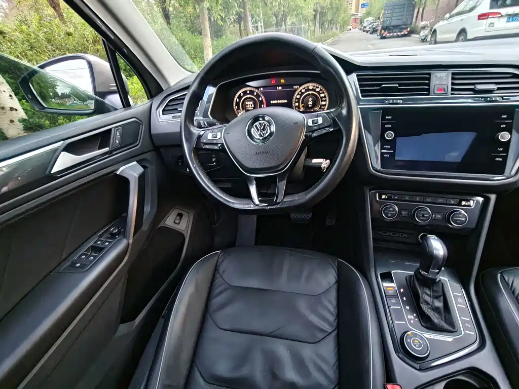Volkswagen Tiguan — фото 11