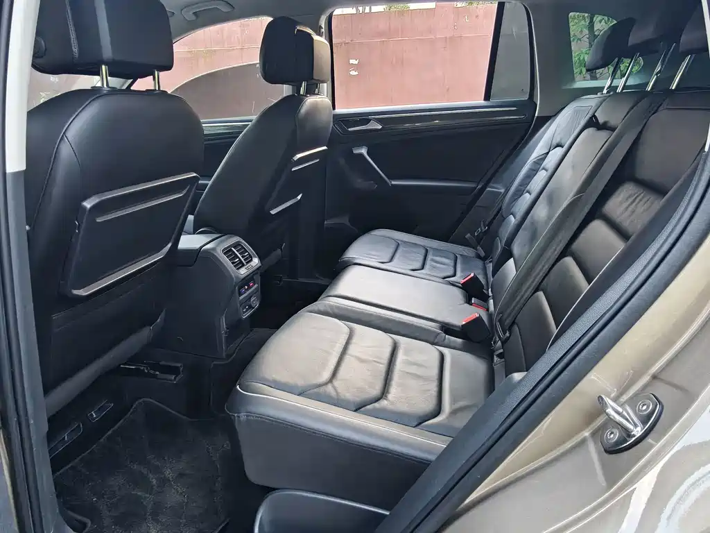 Volkswagen Tiguan — фото 13