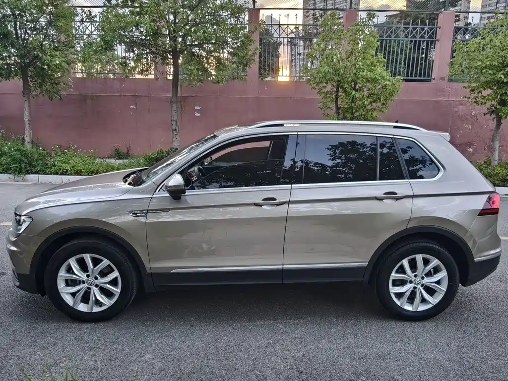Volkswagen Tiguan — фото 4