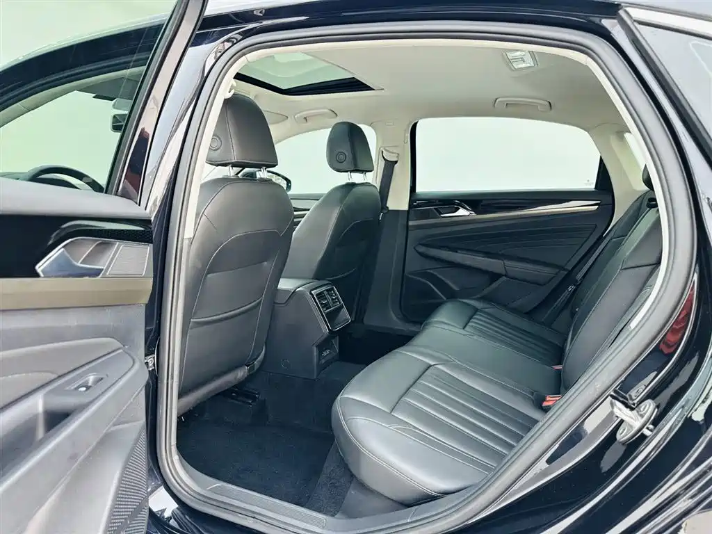 Volkswagen Passat — фото 14