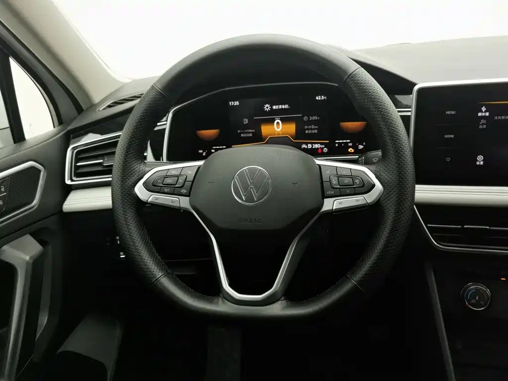 Volkswagen Tiguan L — фото 11