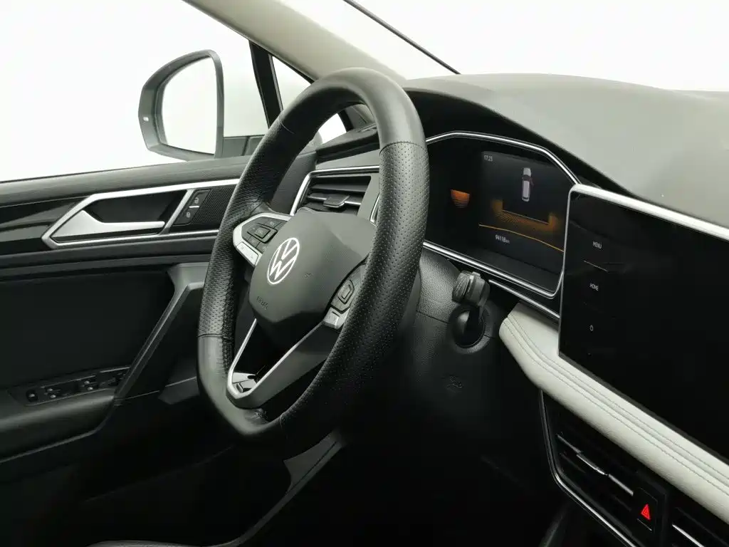 Volkswagen Tiguan L — фото 22