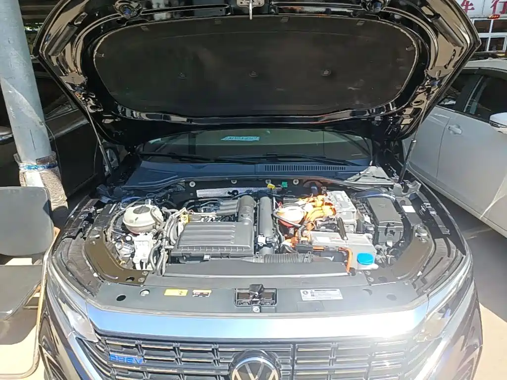 Volkswagen Passat PHEV — фото 20