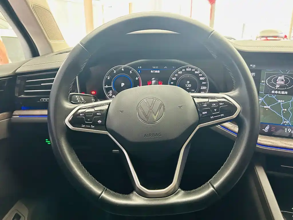 Volkswagen Touareg — фото 15