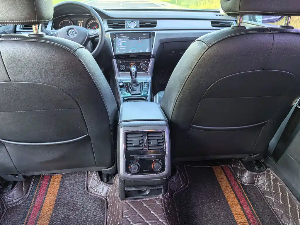 Volkswagen Passat — фото 14
