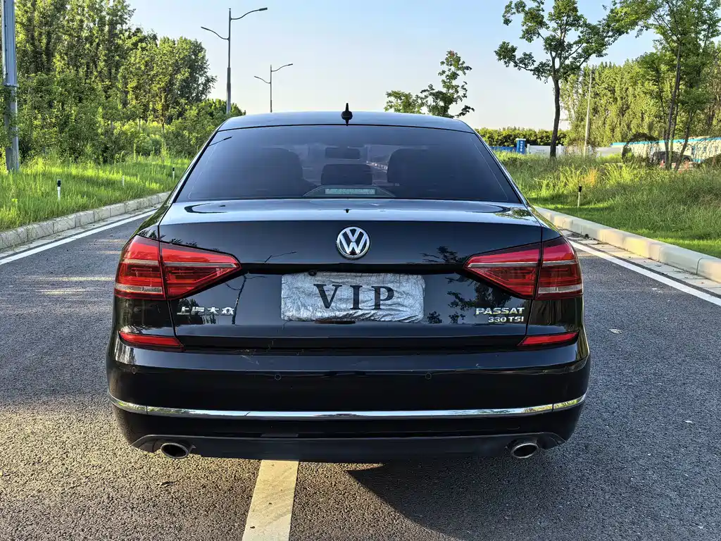 Volkswagen Passat — фото 19