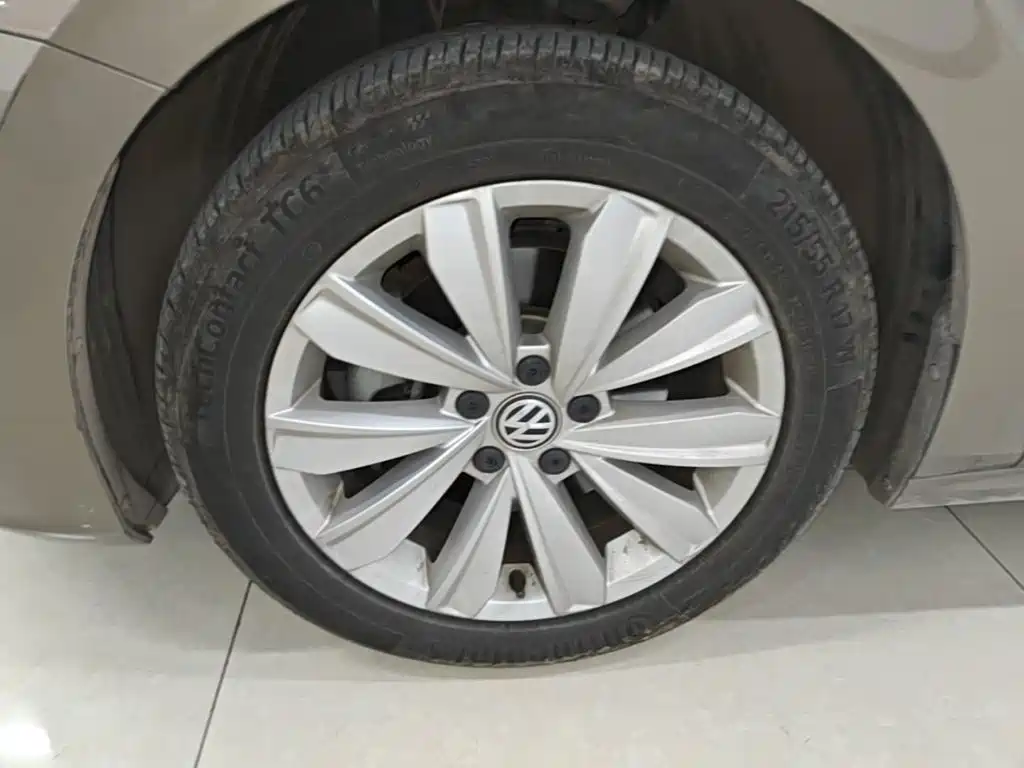 Volkswagen Passat — фото 23