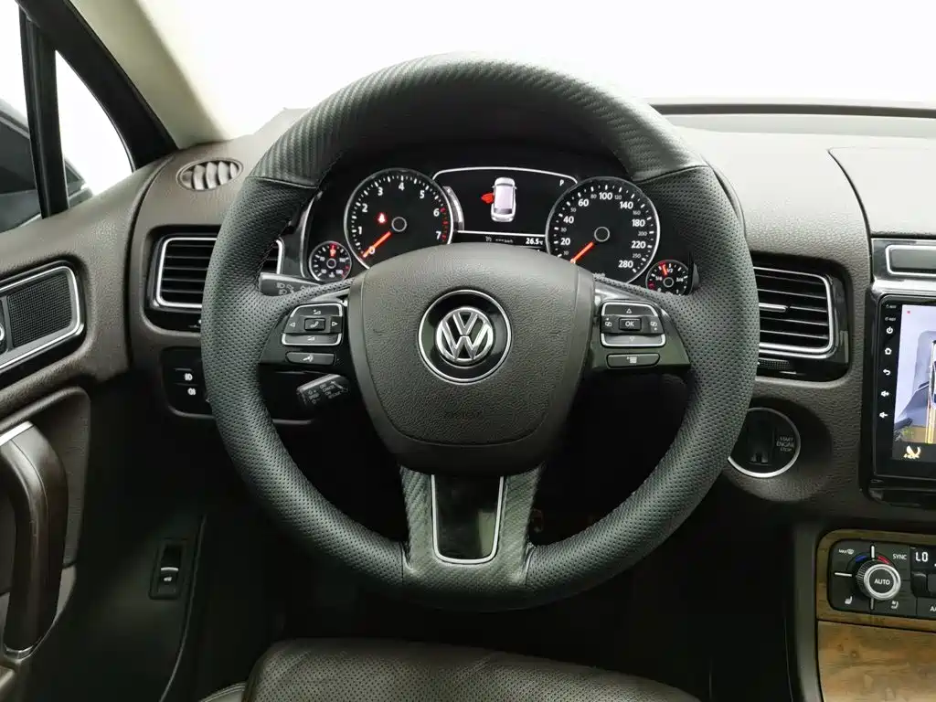 Volkswagen Touareg — фото 11