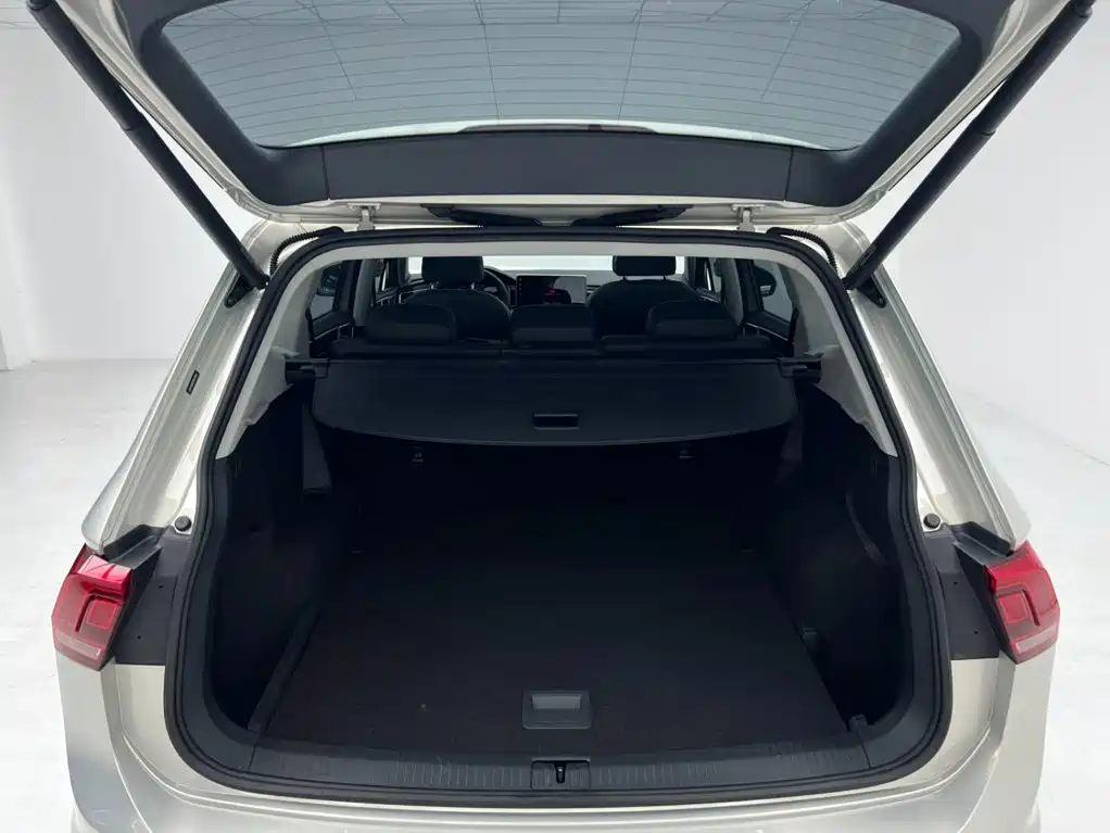 Volkswagen Tiguan L — фото 13