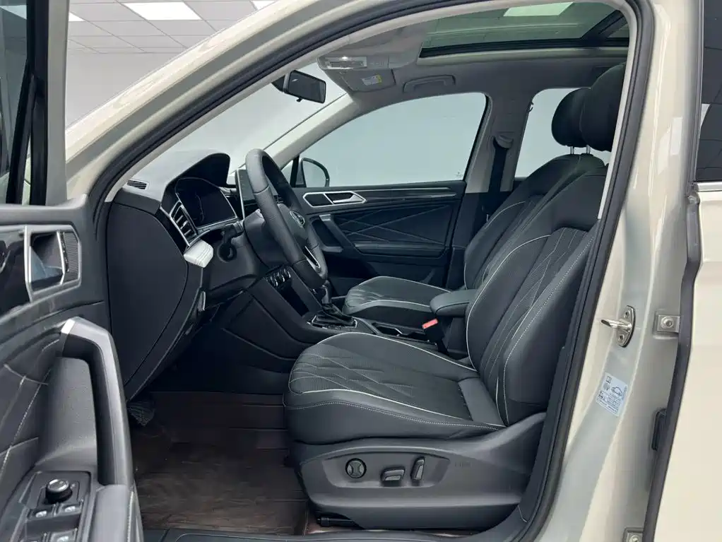Volkswagen Tiguan L — фото 6