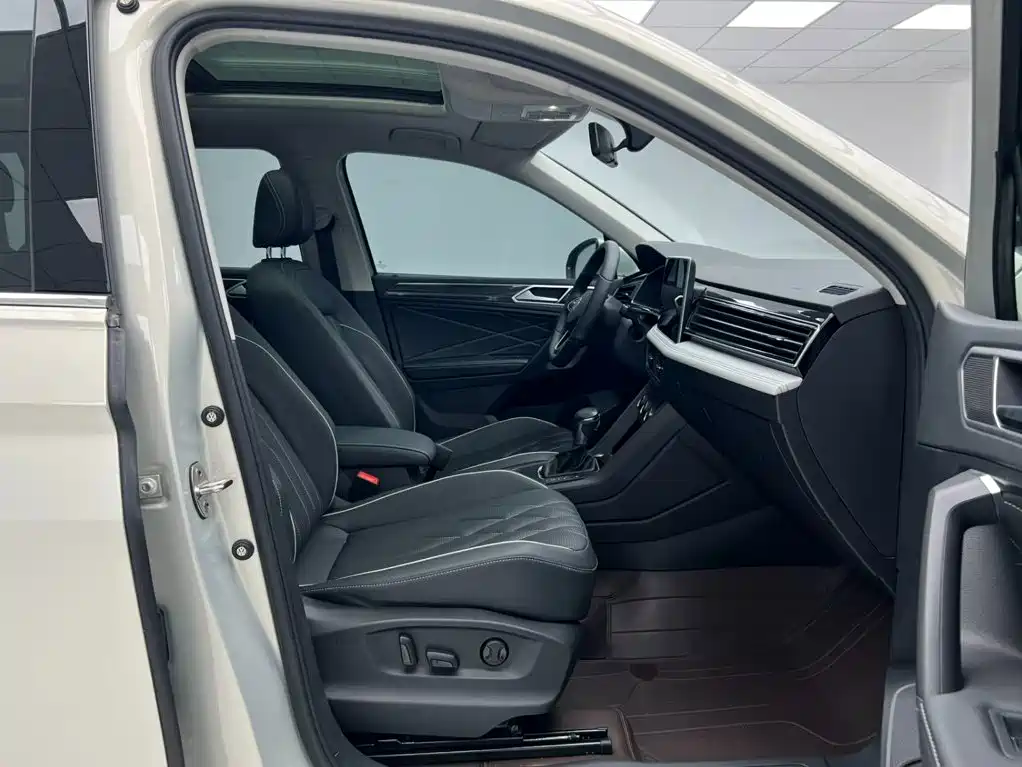 Volkswagen Tiguan L — фото 7
