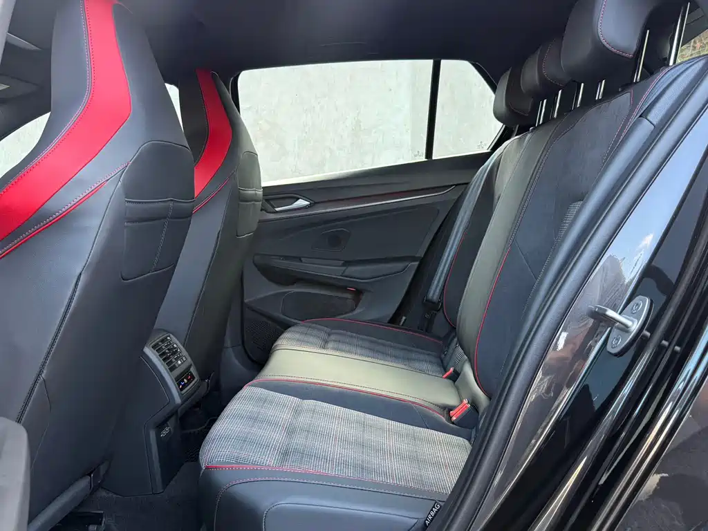 Volkswagen Golf GTI — фото 8