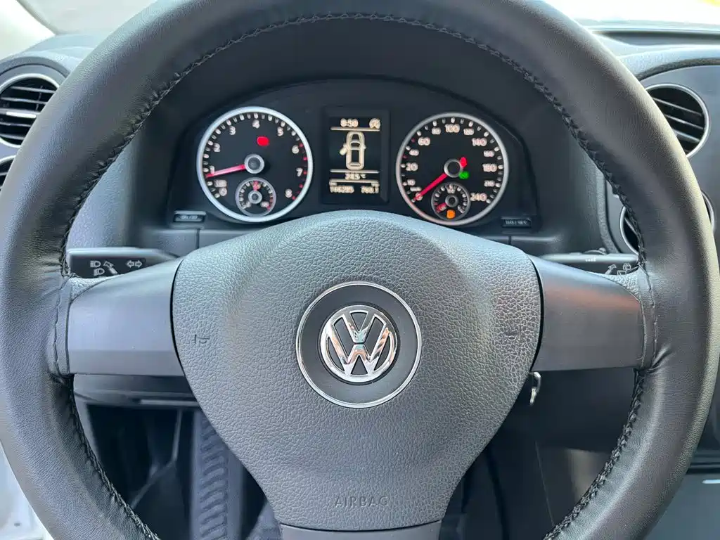 Volkswagen Tiguan — фото 13
