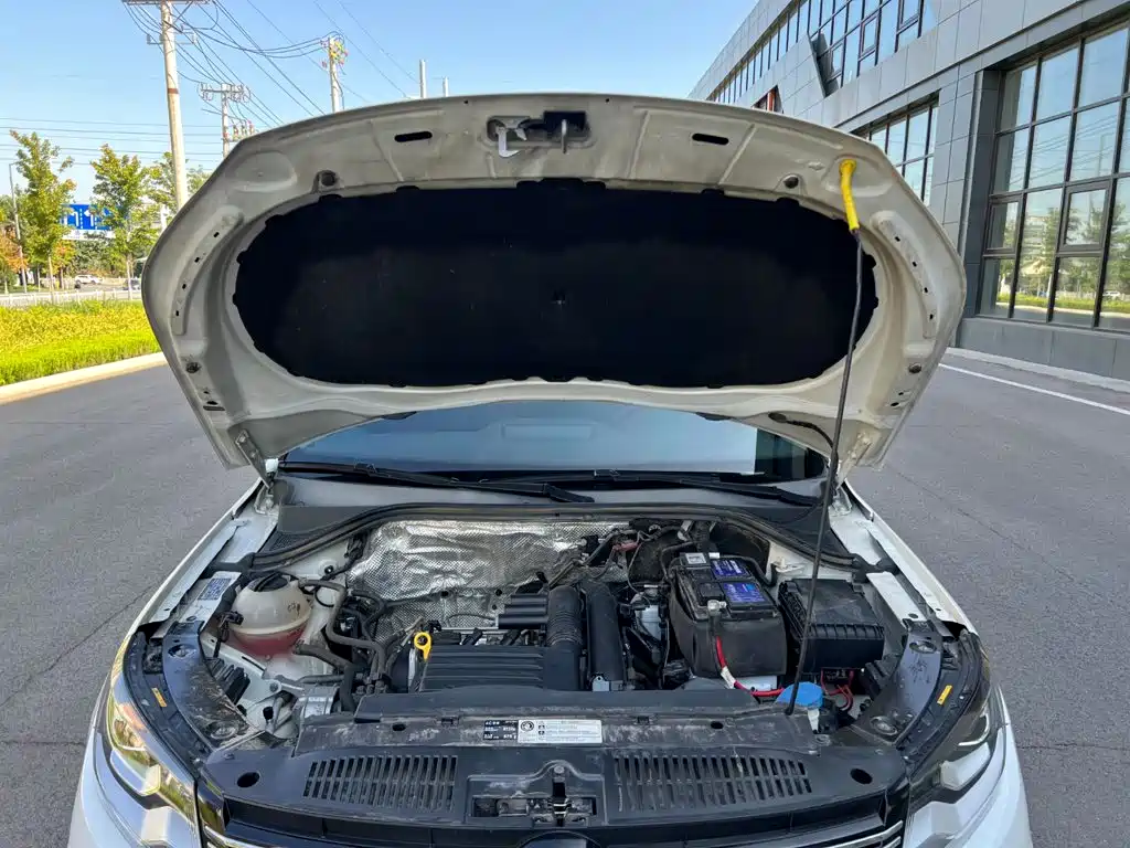 Volkswagen Tiguan — фото 14