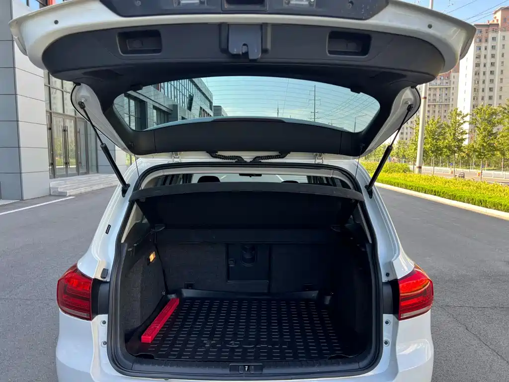 Volkswagen Tiguan — фото 15