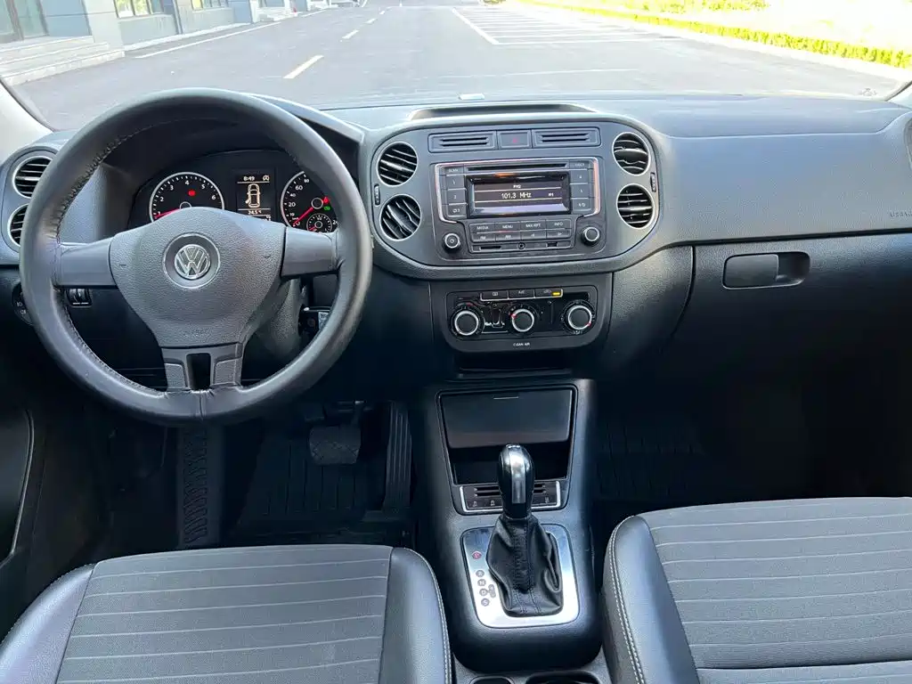 Volkswagen Tiguan — фото 8