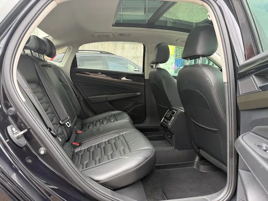 Volkswagen Passat — фото 11