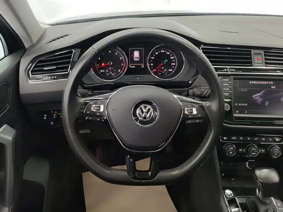 Volkswagen Tiguan L — фото 15