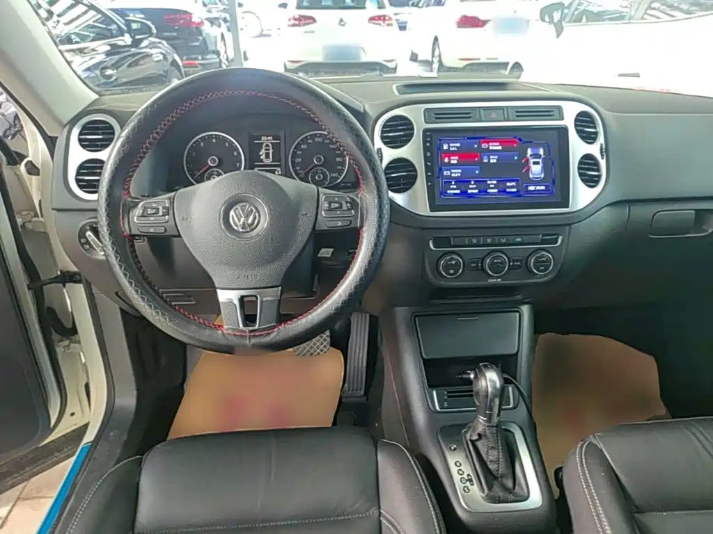 Volkswagen Tiguan — фото 11