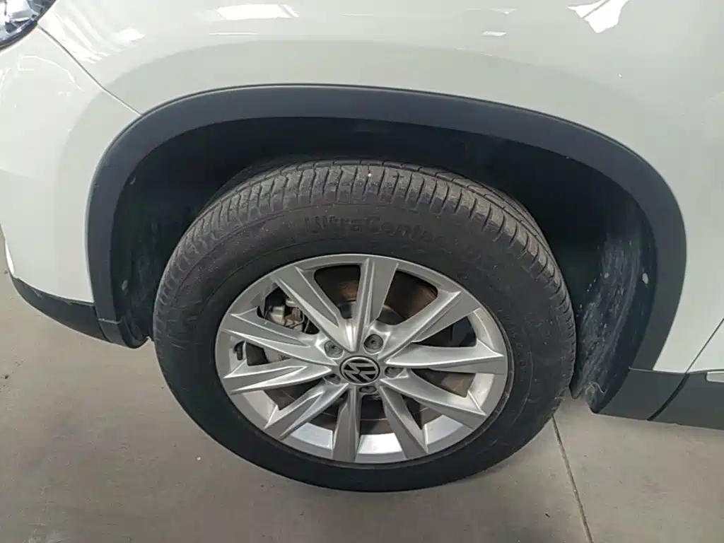 Volkswagen Tiguan — фото 23