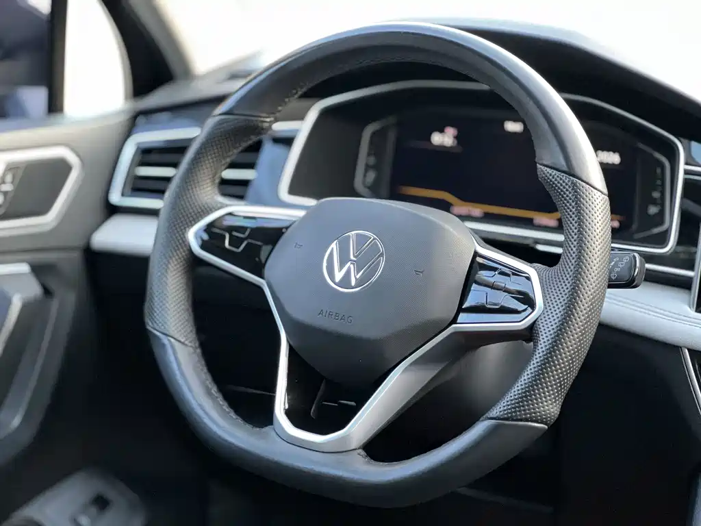 Volkswagen Tiguan L — фото 8
