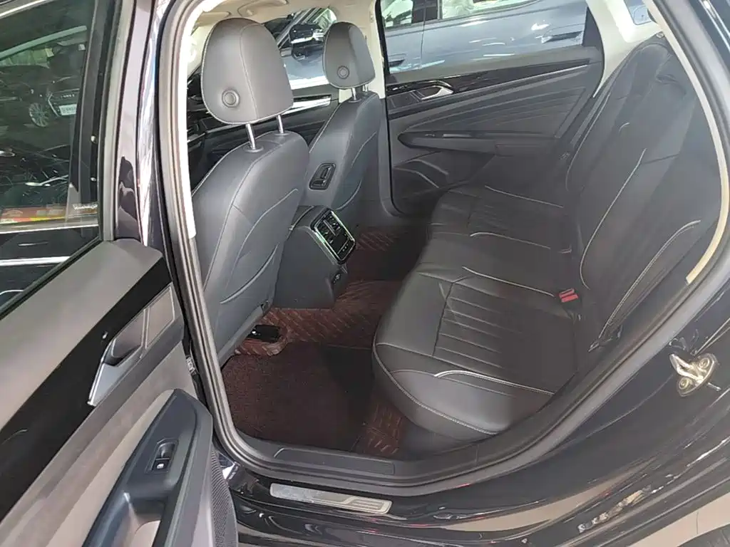 Volkswagen Passat — фото 17