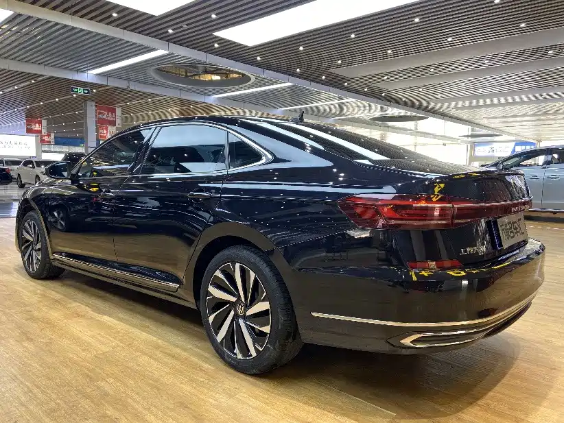 Volkswagen Passat — фото 18
