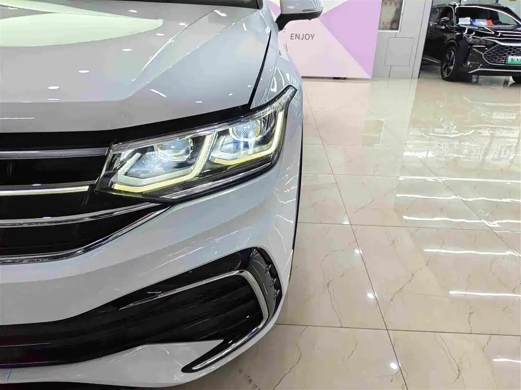 Volkswagen Tiguan L — фото 11