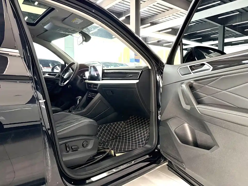 Volkswagen Tiguan L — фото 9