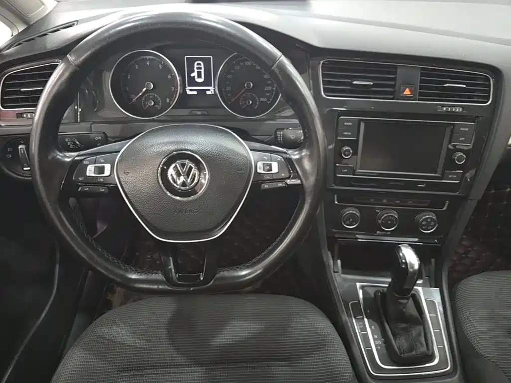 Volkswagen Golf — фото 11