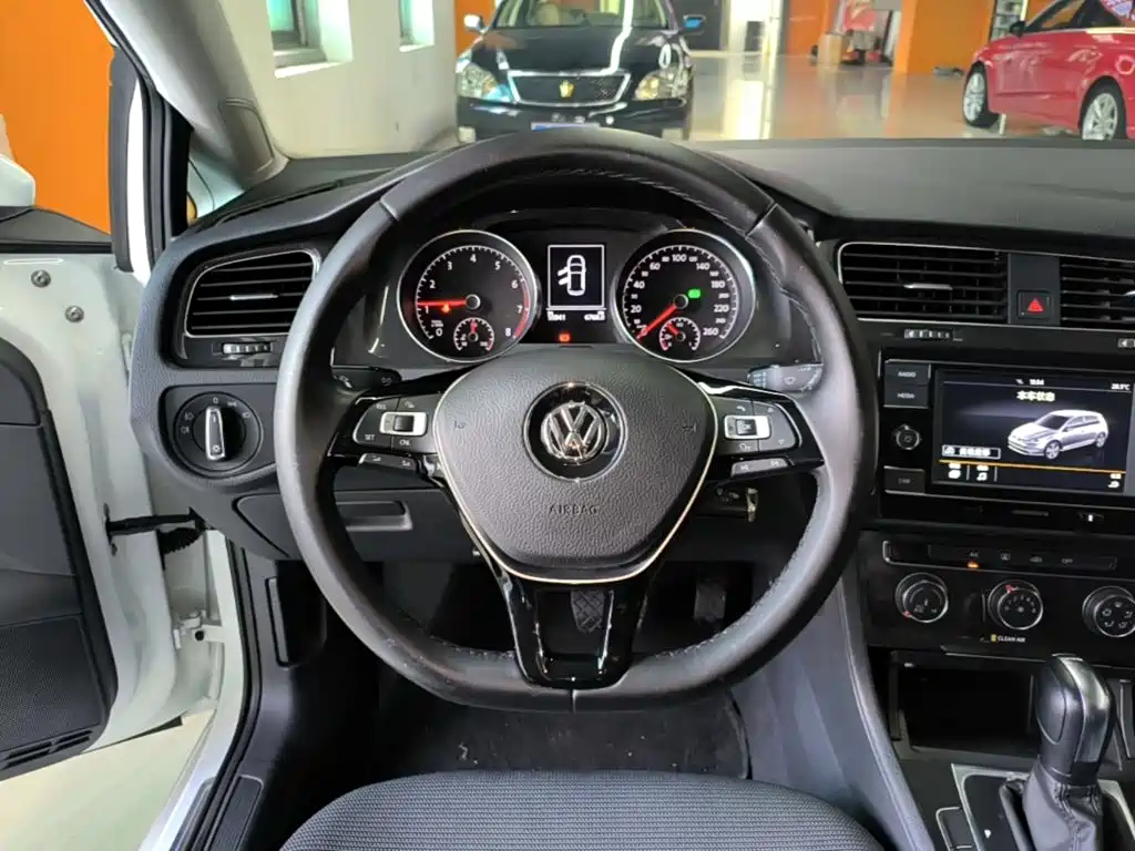 Volkswagen Golf — фото 11