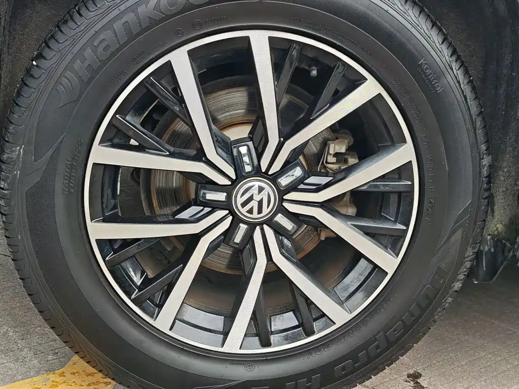 Volkswagen Tiguan L — фото 11
