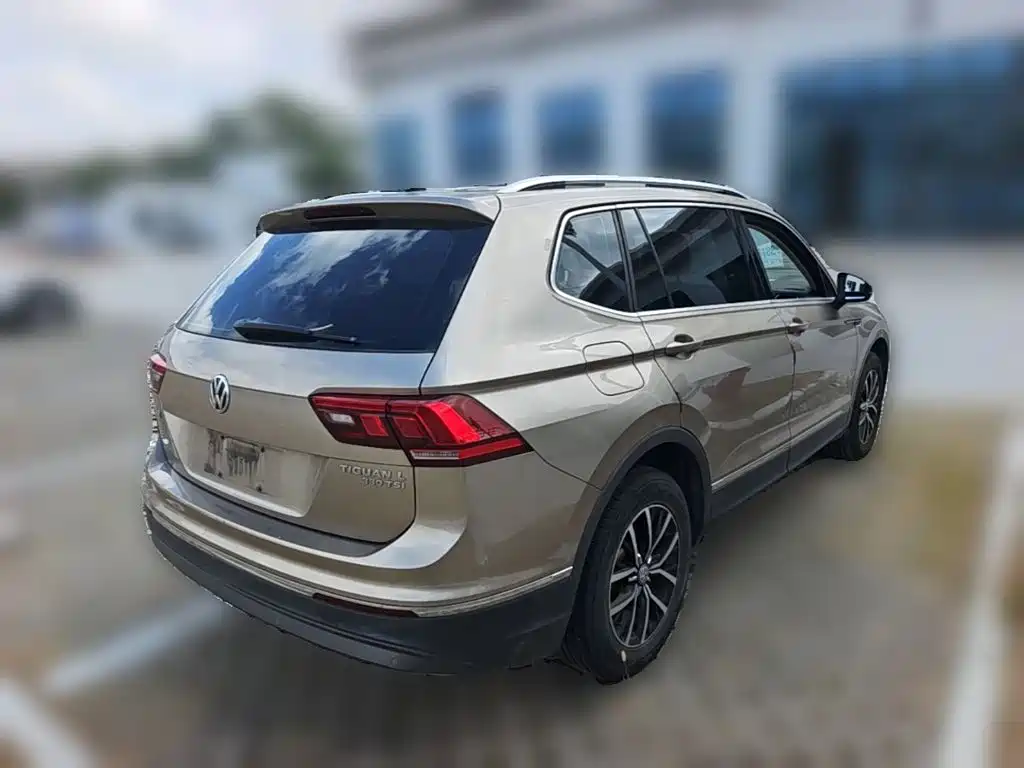 Volkswagen Tiguan L — фото 10