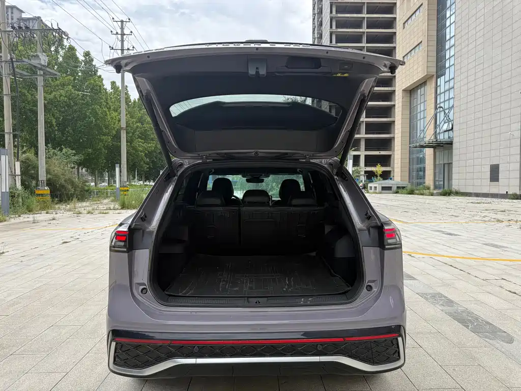 Volkswagen Tiguan L — фото 17