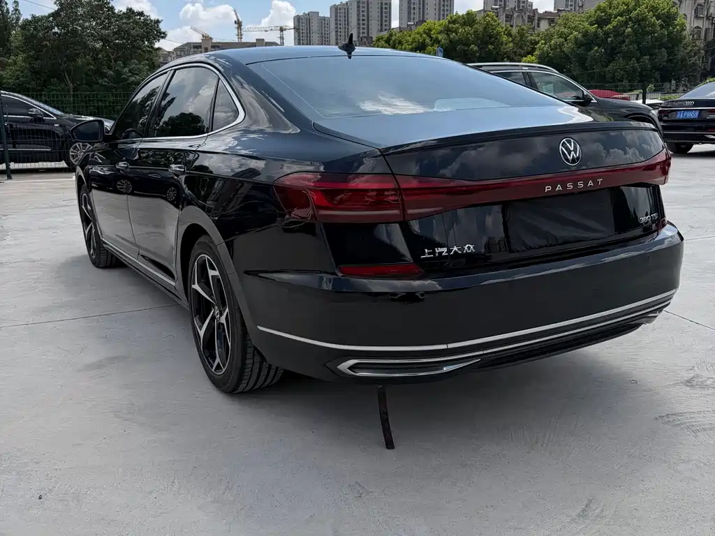 Volkswagen Passat — фото 16