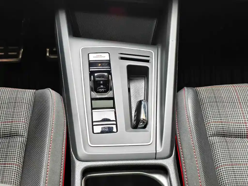 Volkswagen Golf GTI — фото 7